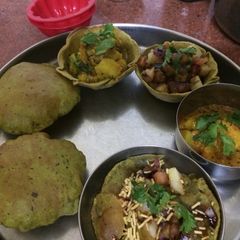 A picture of Palak puri and aaloo bhaji with sev puri.