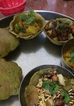 A picture of Palak puri and aaloo bhaji with sev puri.