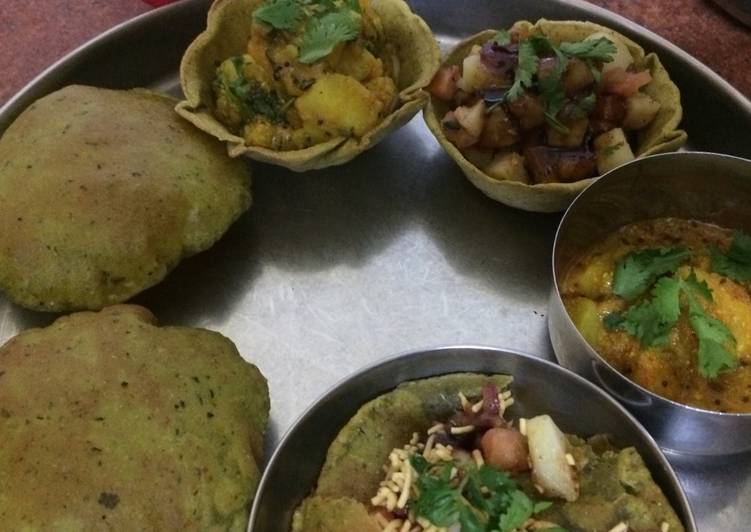 Palak puri and aaloo bhaji with sev puri