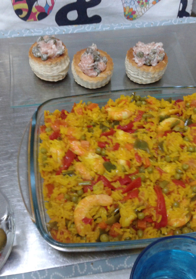 Una foto de Paella de langostinos y volavents de salmón
