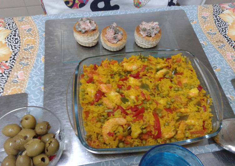 Paella de langostinos y volavents de salmón