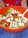 Ensalada de Paula (rúcula lechuga champis tomates cherrys y queso de cabra)