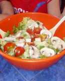 Ensalada de Paula (rúcula lechuga champis tomates cherrys y queso de cabra)