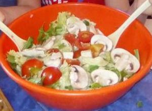 Una foto de Ensalada de Paula (rúcula lechuga champis tomates cherrys y queso de cabra)