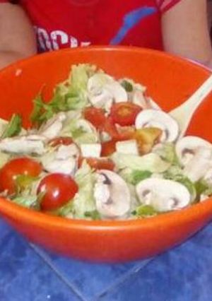 Una foto de Ensalada de Paula (rúcula lechuga champis tomates cherrys y queso de cabra)