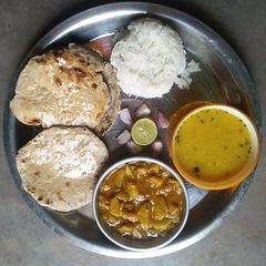 A picture of Desi Chulhe Me Bana Khana Simple Thali.