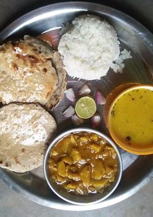 A picture of Desi Chulhe Me Bana Khana Simple Thali.