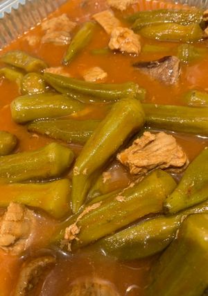 Una foto de Bamias con carne