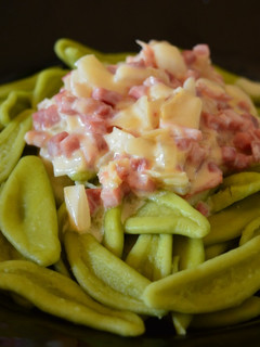 Una foto de Pasta con salsa de jamón y parmesano
