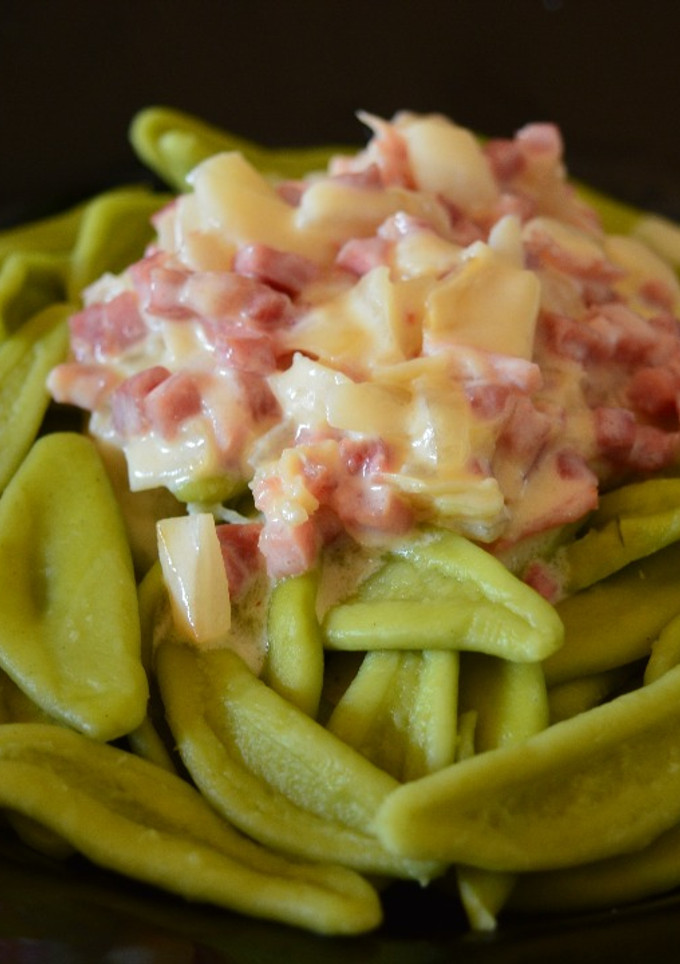 Una foto de Pasta con salsa de jamón y parmesano