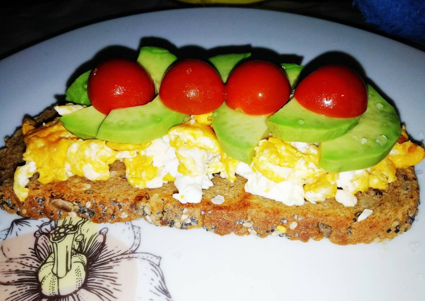 Bruschetta de huevo y aguacate 🥚🥑
