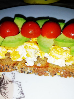 Una foto de Bruschetta de huevo y aguacate 🥚🥑
