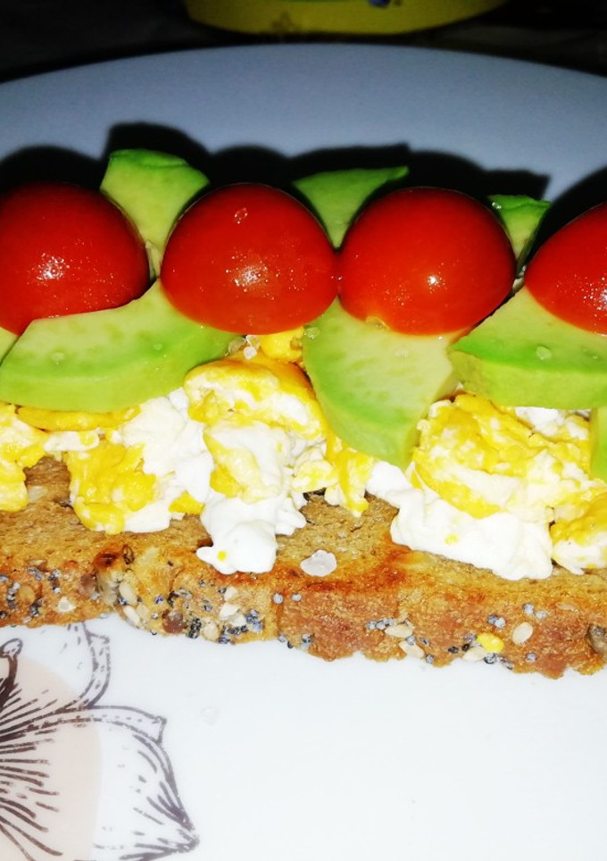 Una foto de Bruschetta de huevo y aguacate 🥚🥑