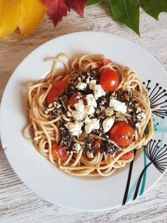 Una foto de Pasta con pesto, tomates cherry y queso feta