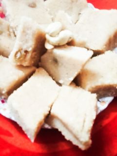 सूजी का बर्फी (suji ki barfi recipe in Hindi) रेसिपी मुख्य फोटो