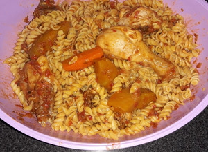 Una foto de Guiso de pollo trozado con fideos tirabuzones!!!!