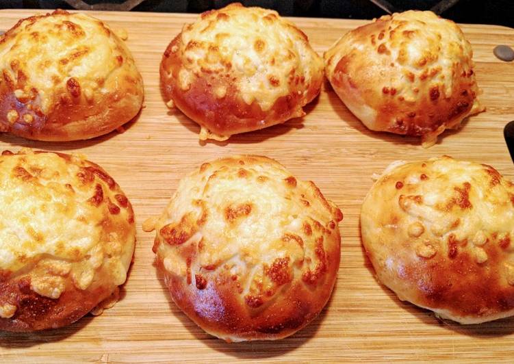 Recipe of Speedy Garlic &amp; Cheese Baps 🧀