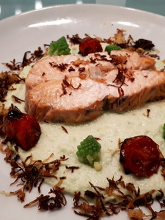 Foto di Trancio di salmone su crema di broccolo romanesco