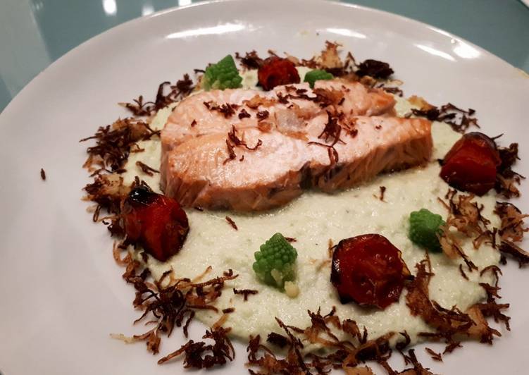 Trancio di salmone su crema di broccolo romanesco
