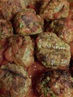 Una foto de Albóndigas de pollo y brócoli