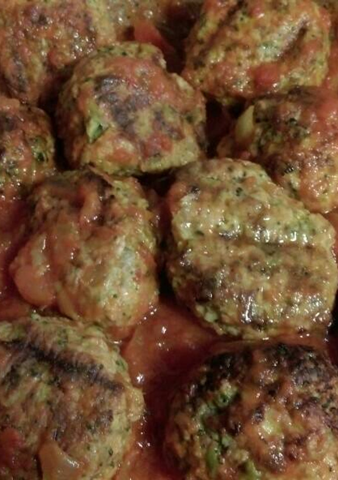 Una foto de Albóndigas de pollo y brócoli