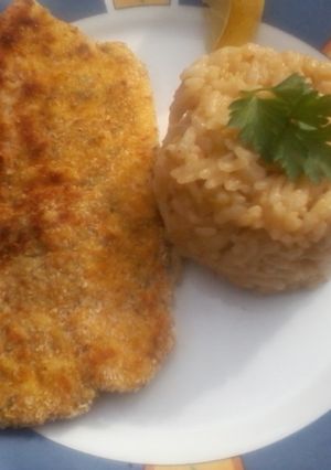 Una foto de Milanesas de pollo sencillas. Guarnición de arroz
