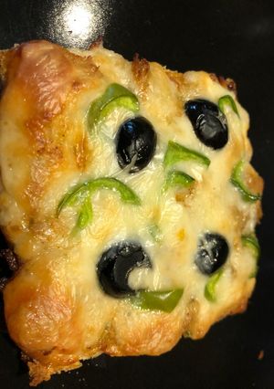 A picture of 3 colour Mini Bread Pizza 🍕.