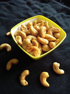 રોસ્ટેડ મસાલા કાજૂ(rosted masala kaju recipe in Gujarati) રેસીપી મુખ્ય ફોટો