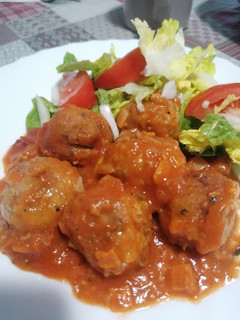 Una foto de 96. Albóndigas veganas de seitán y alubias en salsa de tomate