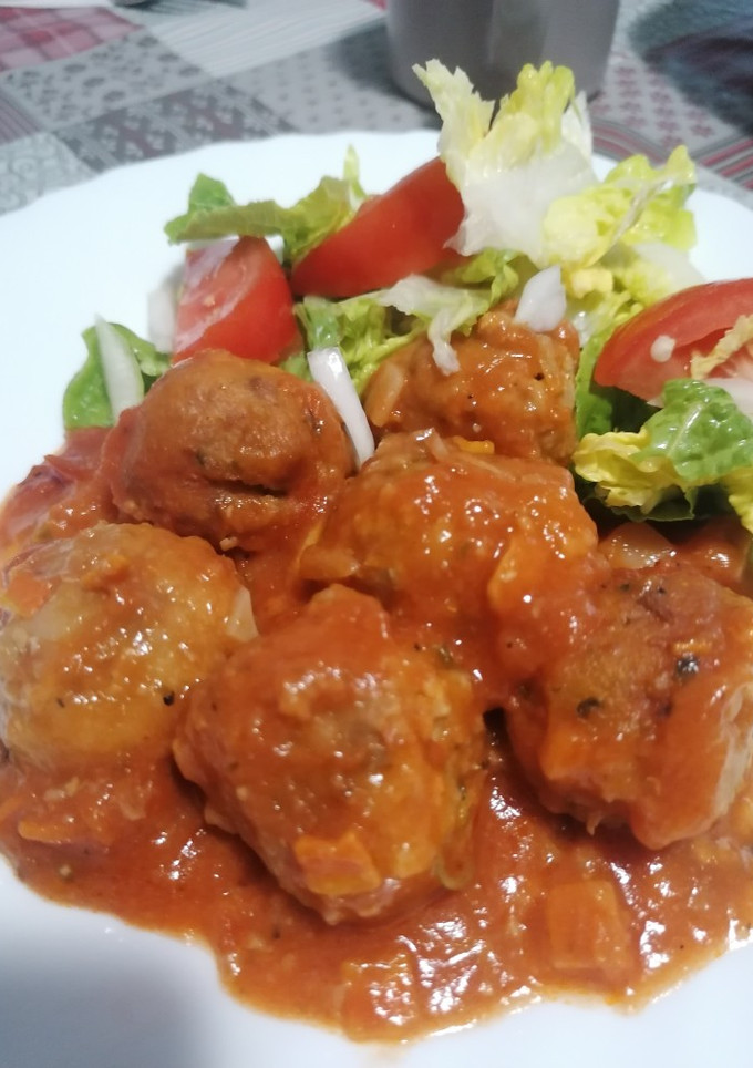 Una foto de 96. Albóndigas veganas de seitán y alubias en salsa de tomate