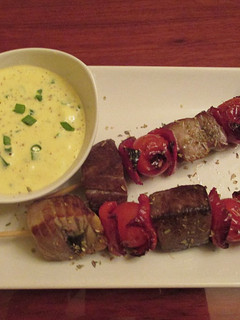 Una foto de Brochetas de atún fresco con salsa tártara