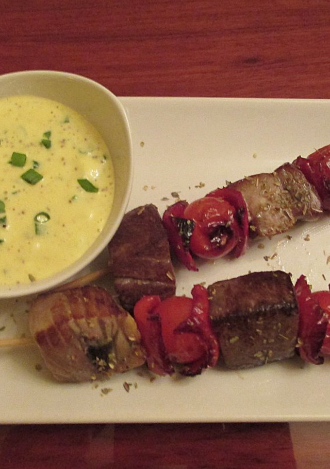 Una foto de Brochetas de atún fresco con salsa tártara