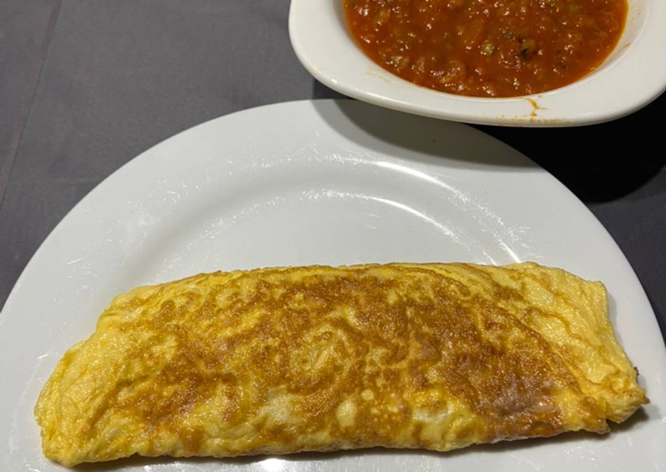 Cena ligera de tortilla francesa de queso acompañada de pisto