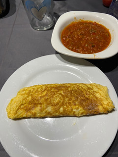 Una foto de Cena ligera de tortilla francesa de queso acompañada de pisto