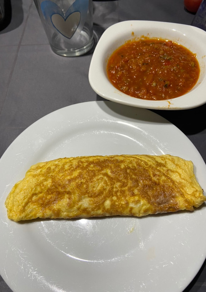 Una foto de Cena ligera de tortilla francesa de queso acompañada de pisto