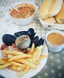 Pollo mariscal con papas fritas