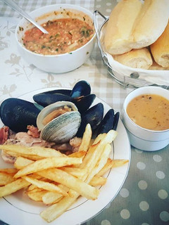 Una foto de Pollo mariscal con papas fritas