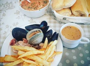 Una foto de Pollo mariscal con papas fritas