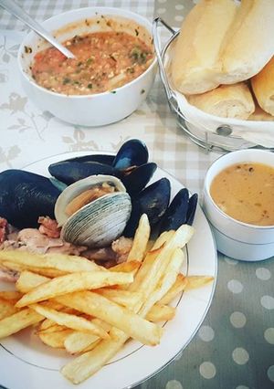 Una foto de Pollo mariscal con papas fritas