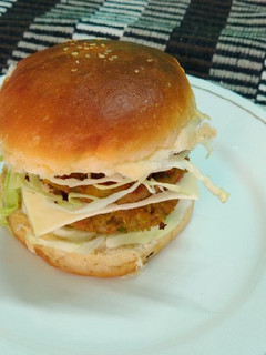 बर्गर (Burger recipe in Hindi) रेसिपी मुख्य फोटो