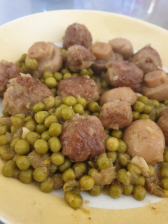 Una foto de Albóndigas con champis y guisantes