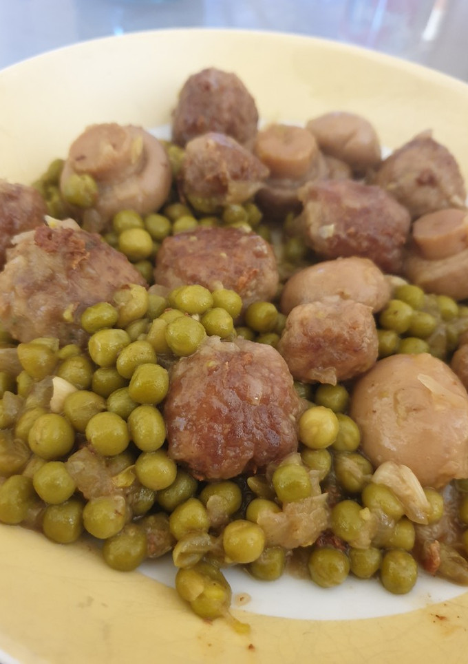 Una foto de Albóndigas con champis y guisantes