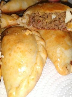 Una foto de Empanadas de carne con masa casera !!!