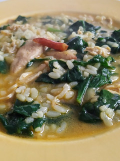 Una foto de Arroz caldoso con pollo, espinacas y especias