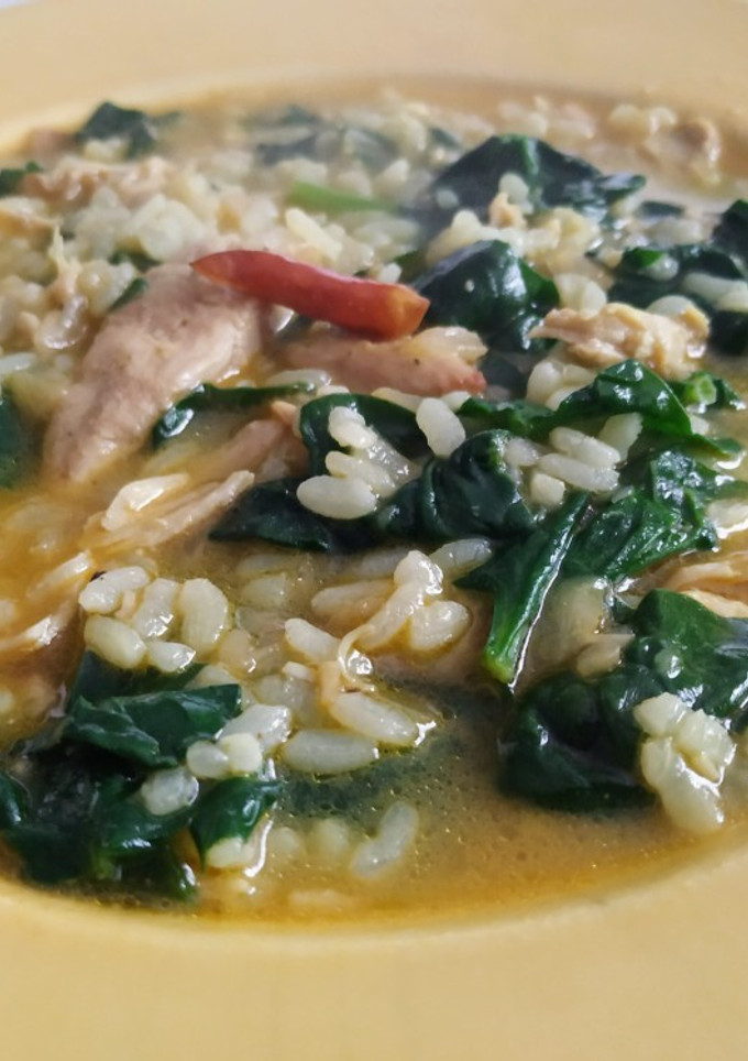 Una foto de Arroz caldoso con pollo, espinacas y especias