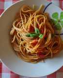 Espaguetis con tomate, albahaca y ajo