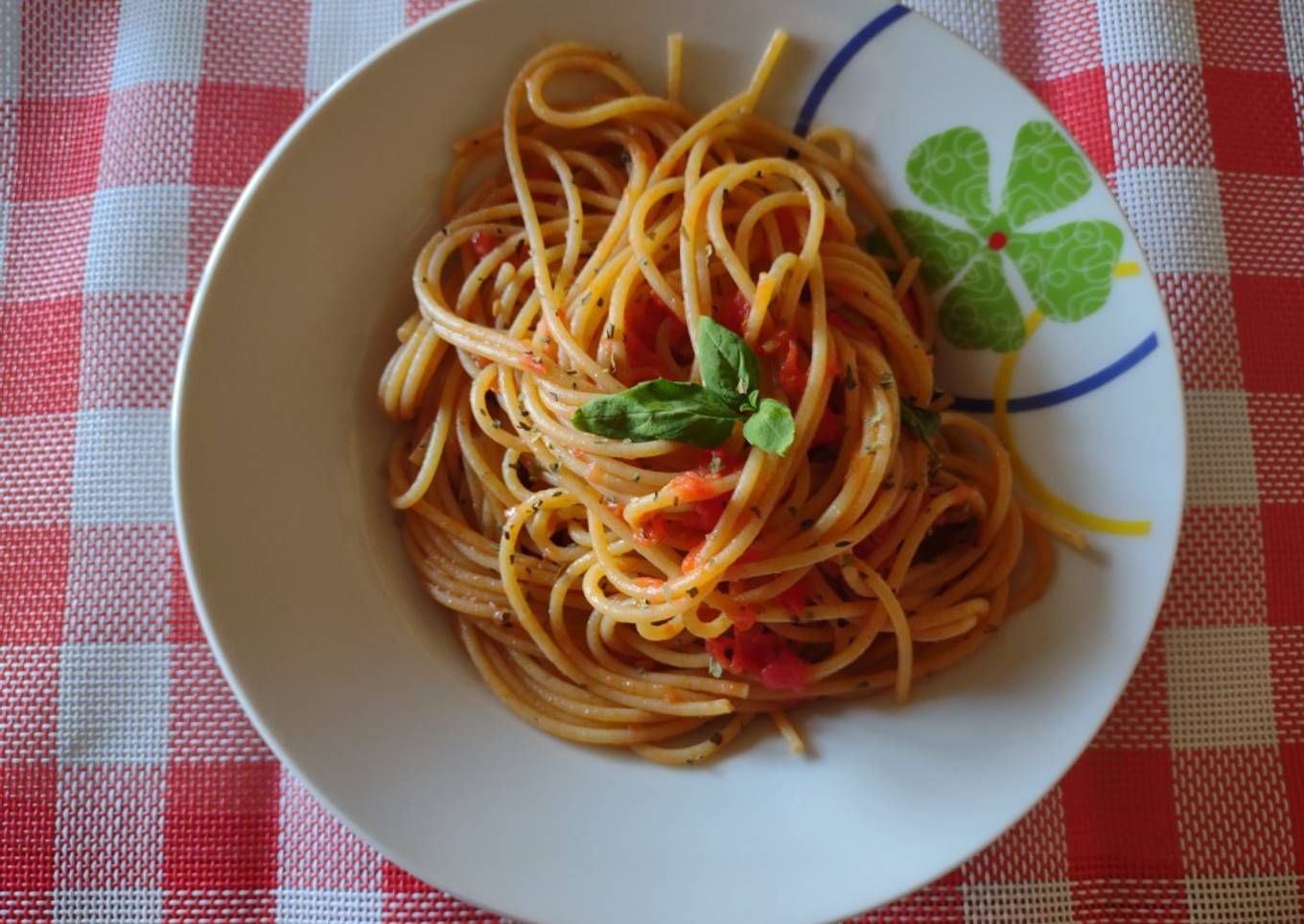 Espaguetis con tomate, albahaca y ajo