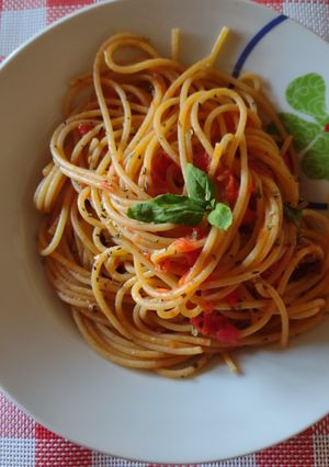 Una foto de Espaguetis con tomate, albahaca y ajo 🍝