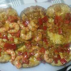 Una foto de Merluza rebozada con salsa y gambas