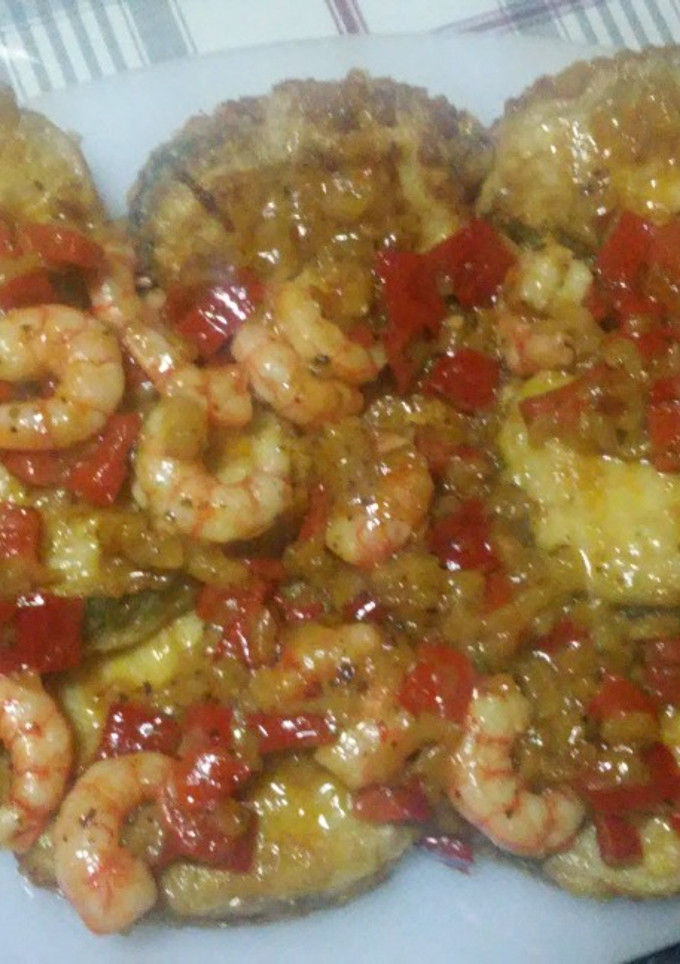 Una foto de Merluza rebozada con salsa y gambas